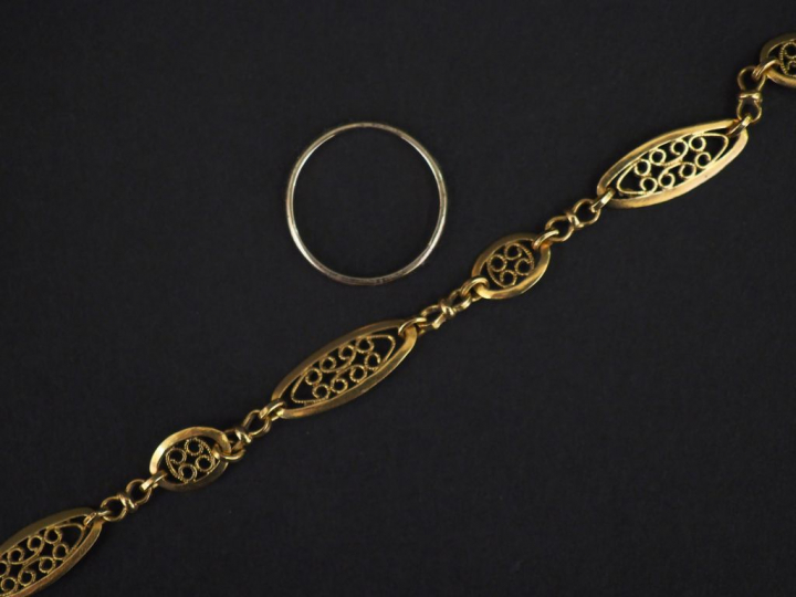 Alliance en or blanc, bracelet gourmette en or maillons ajourés et fil
