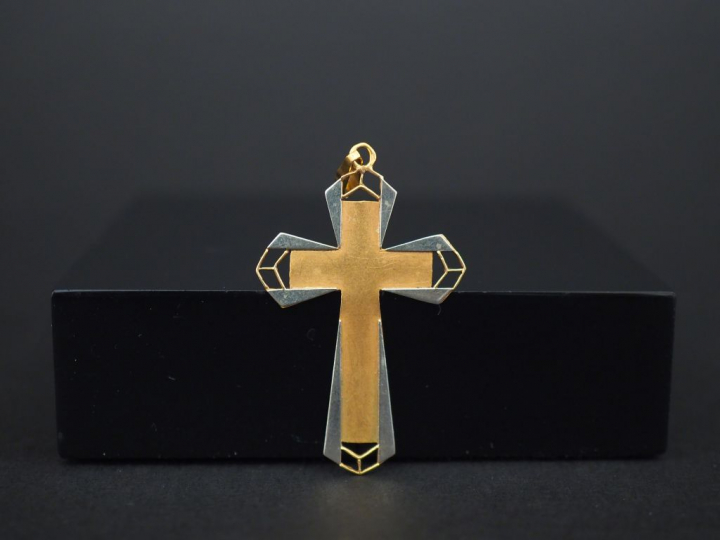 Croix ajourée en or deux tons. Poids : 1,61 g