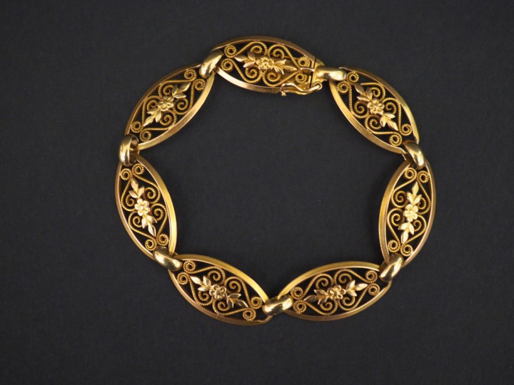 Bracelet en or, maillons ajourés et filigrannés. Poids : 15,50 g