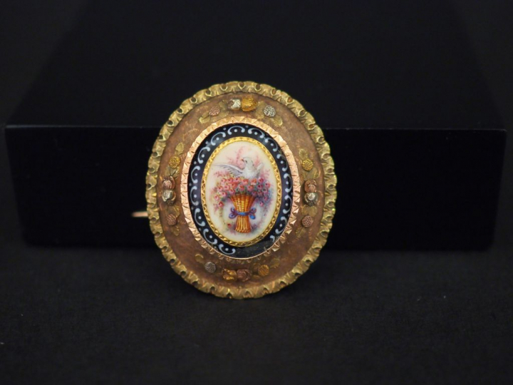 Broche de style Louis XVI en or et émail, à décor de gerbe de fleurs. 