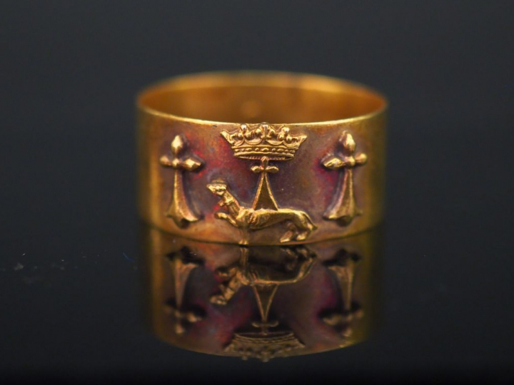 Bague en or, décor de salamandre et d'hermines. Poids : 3,40 g