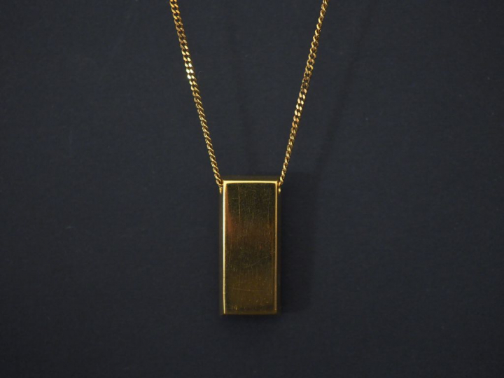 Pendentif et chaine en or, 14 cts.  Poids : 13,40 g