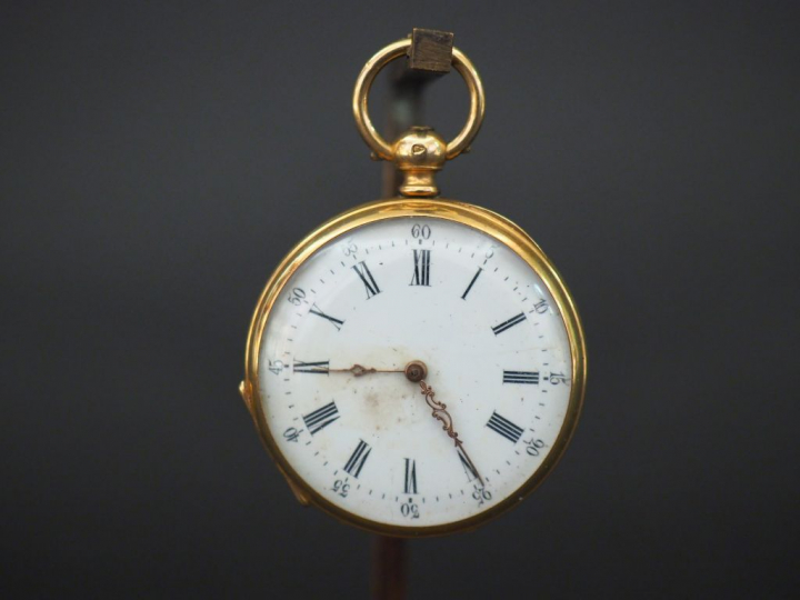 Montre de col Napoléon III en or. Poids tel : 33 g