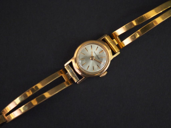 JAEGER LECOULTRE. Montre de dame, une partie du bracelet en or