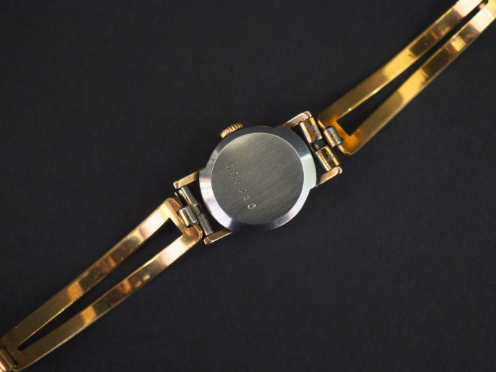 JAEGER LECOULTRE. Montre de dame, une partie du bracelet en or