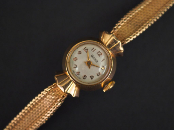 GEVA. Montre de dame, bracelet et boitier or. Poids tel : 19,77 g