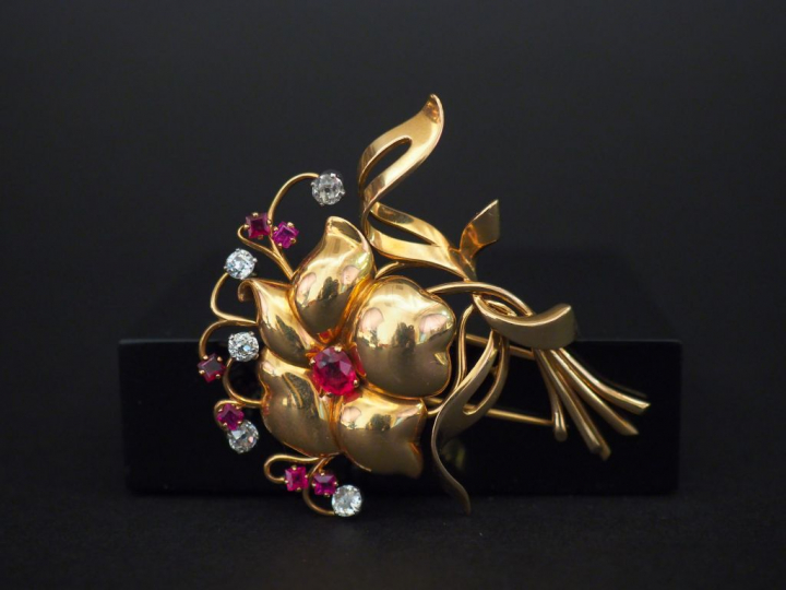 Broche en or en forme de fleur, ornée de cinq diamants, 5 rubis et 2 g