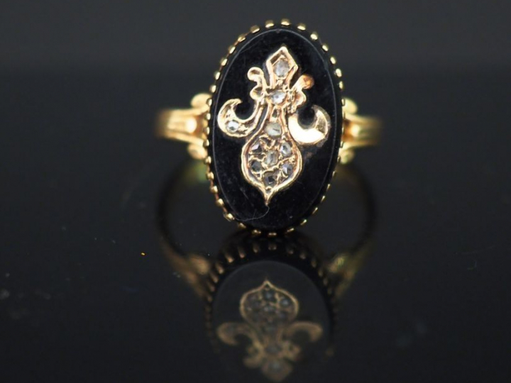 Bague Napoléon III en or et onyx à décor de fleur de lys Poids tel. 3,