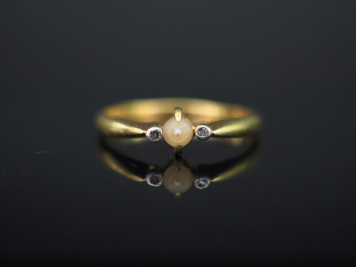 Bague en or et perle. Poids tel : 1,70 g