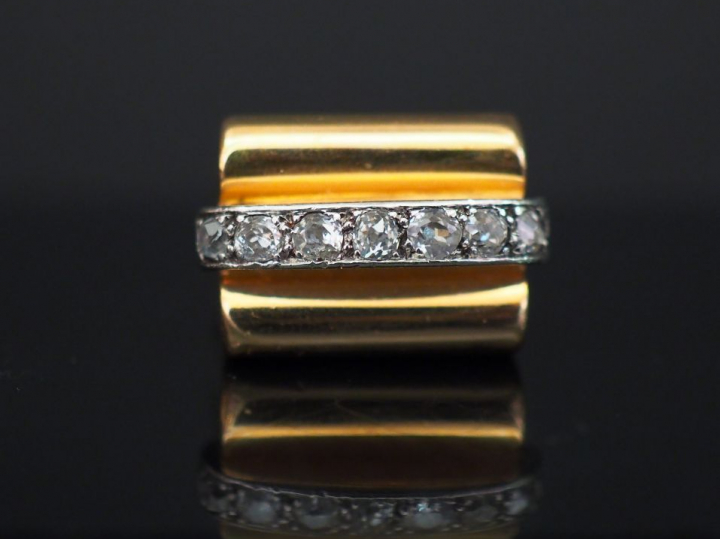 Bague chevalière 1940 en or agrémentée d'une ligne de roses. Poids : 7