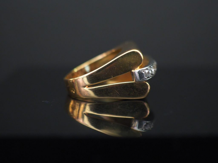 Bague chevalière 1940 en or agrémentée d'une ligne de roses. Poids : 7