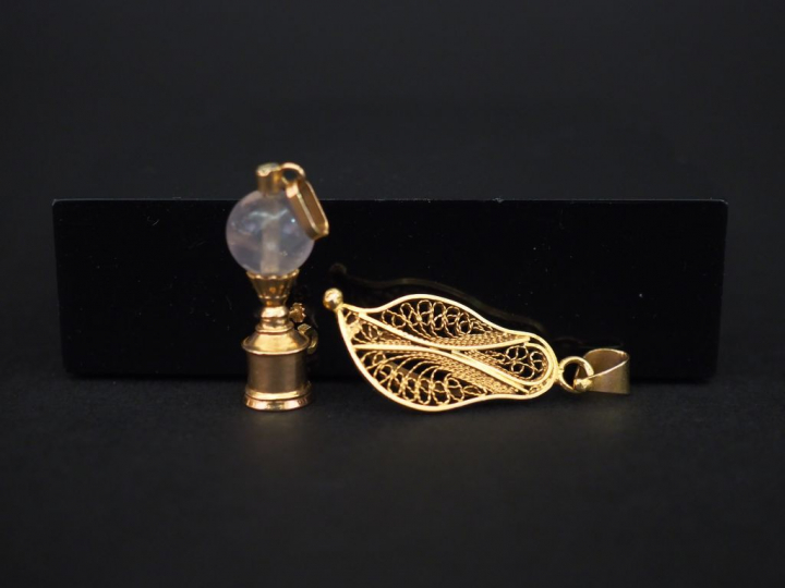 Pendentif en or ajouré. Poids : 2,50 g Pendentif en or et verre. Poids