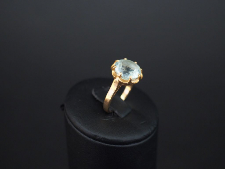 Bague en or et pierre fantaisie. Poids tel : 5,49 g