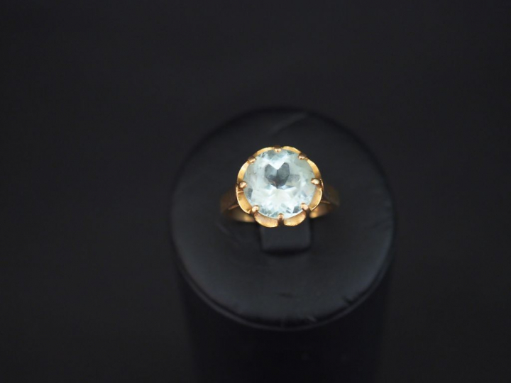 Bague en or et pierre fantaisie. Poids tel : 5,49 g