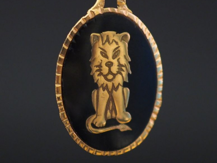 Pendentif en or et onyx. Poids tel : 2,50 g