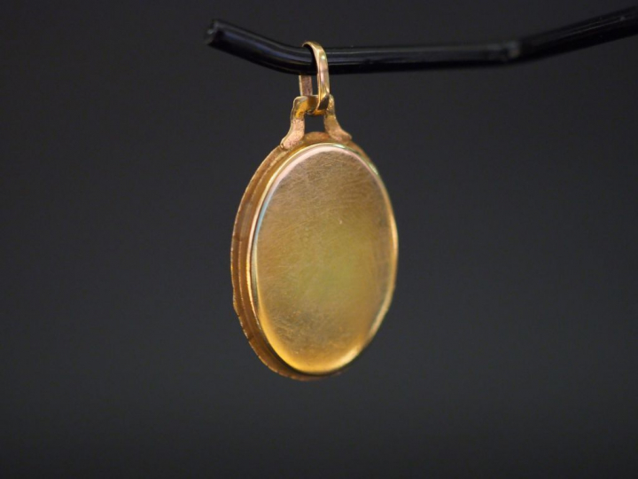 Pendentif en or et onyx. Poids tel : 2,50 g