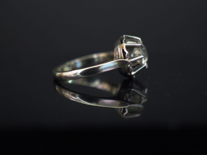 Solitaire brillant taille ancienne. (environ 1 carat).