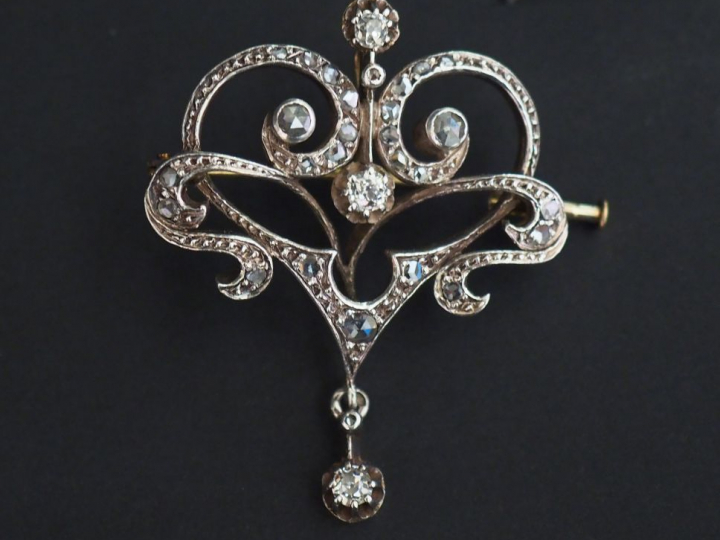 Pendentif Napoléon III en forme de fleuron, orné de brillants et de ro