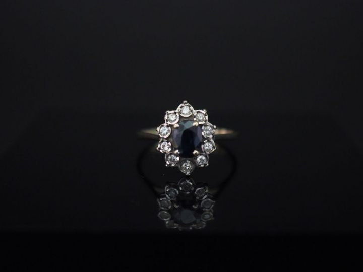 Bague marguerite saphir entouré de dix diamants. Poids tel : 3,30 g