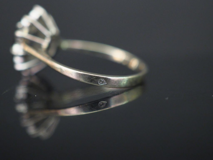 Bague marguerite saphir entouré de dix diamants. Poids tel : 3,30 g