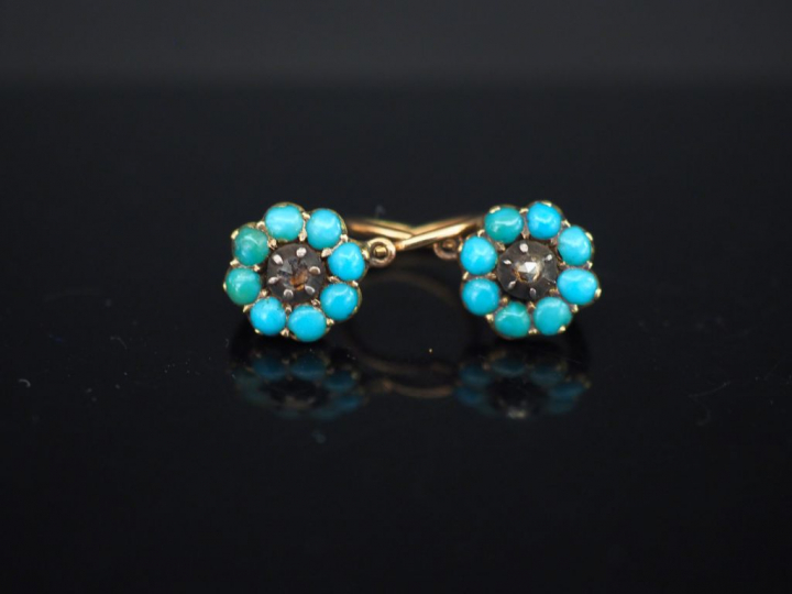 Paire de perce oreilles en or et turquoises. Poids tel : 1,78 g