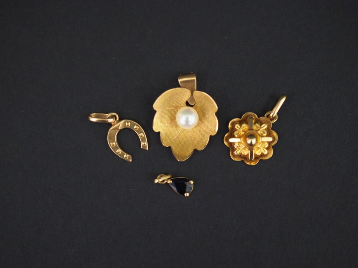 Deux pendentifs en or un pendentif en or et perle un pendentif monture