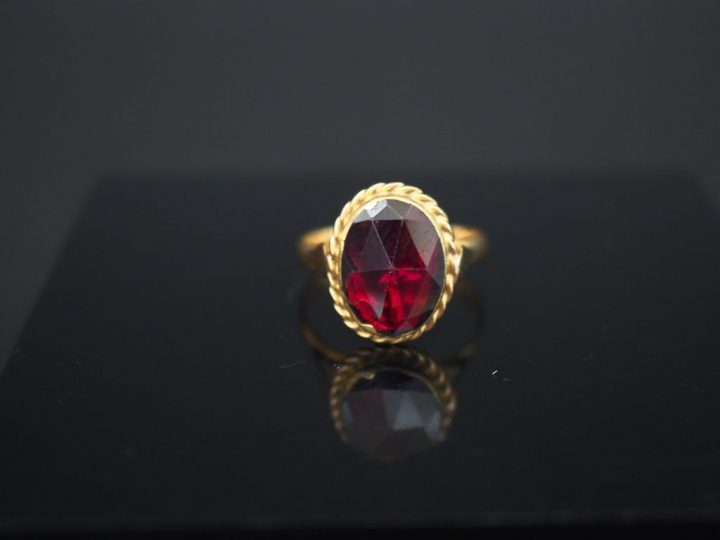 Bague ancienne en or et grenat. Poids tel : 3,27 g
