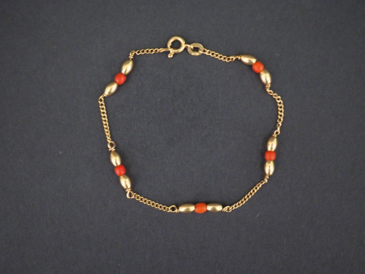 Bracelet en or et perles de corail 750/1000 Poids tel : 3,20 g