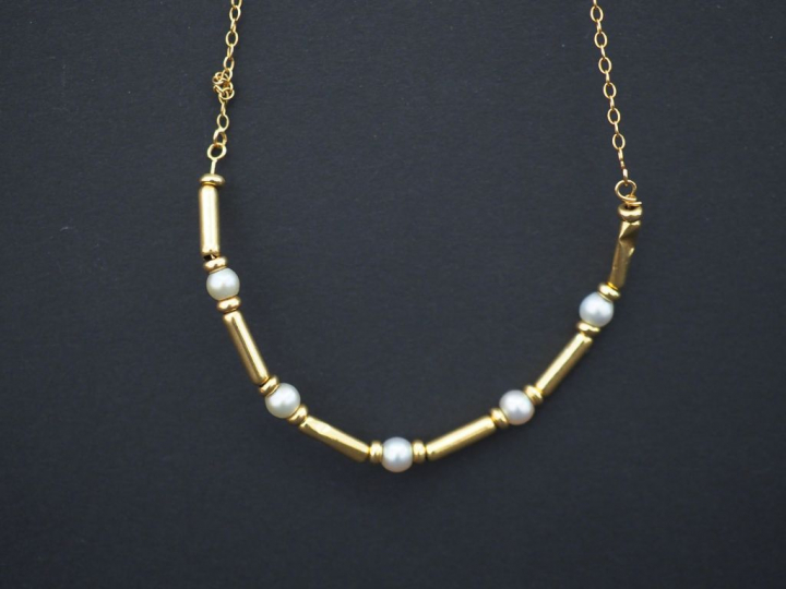 Collier en or et cinq perles. Poids tel : 3,70 g