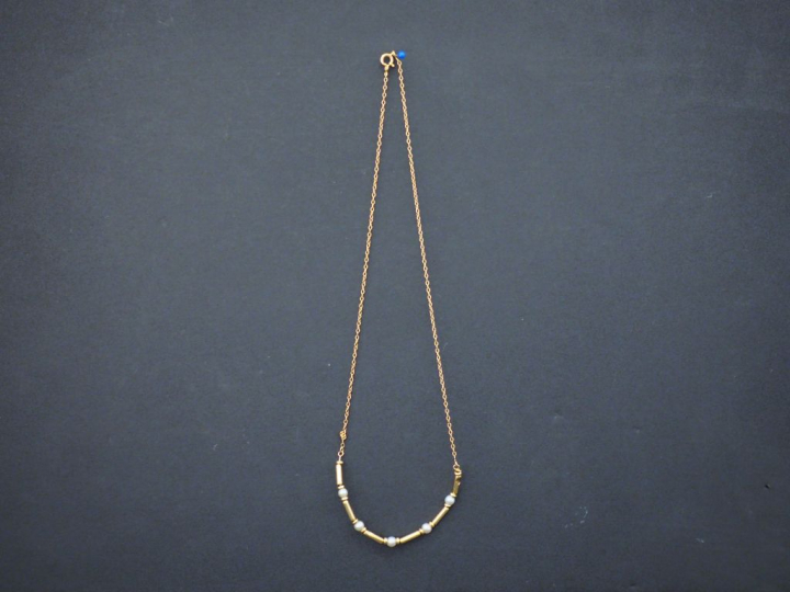 Collier en or et cinq perles. Poids tel : 3,70 g