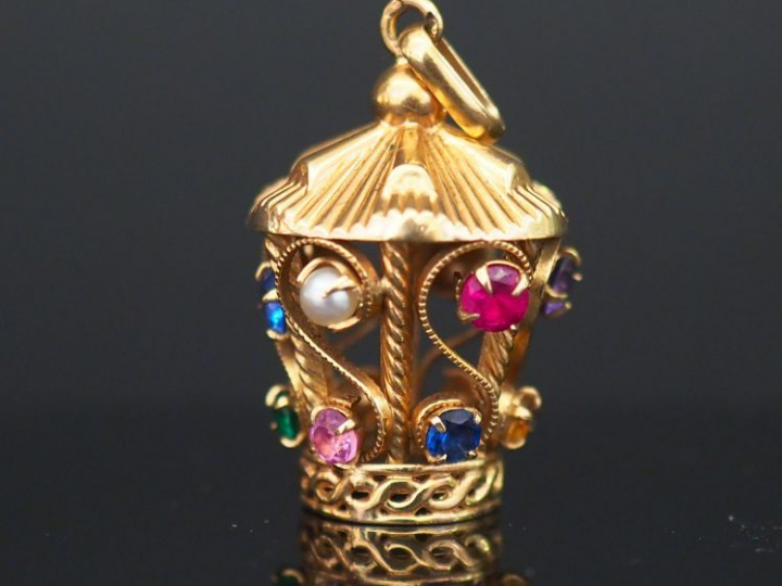 Pendentif en forme de lanterne ajouré or et pierres. Poids tel : 4,48 