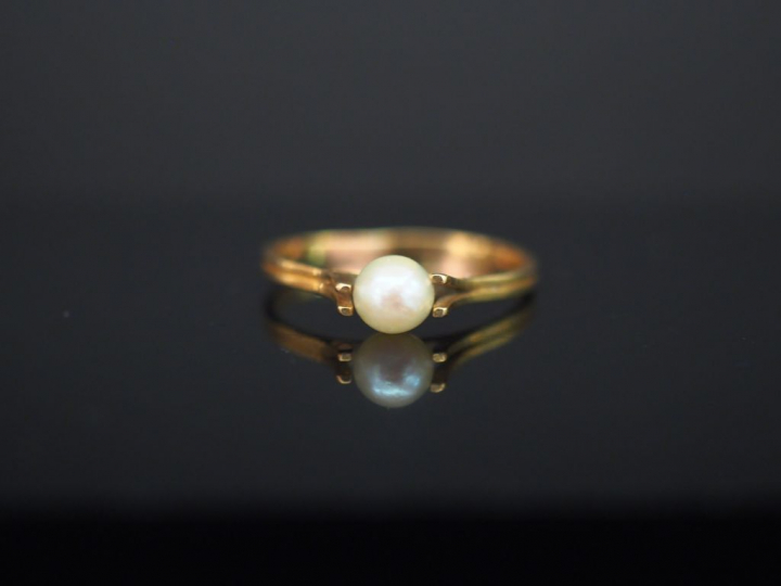 Bague en or et perle. Poids : 1,19 g