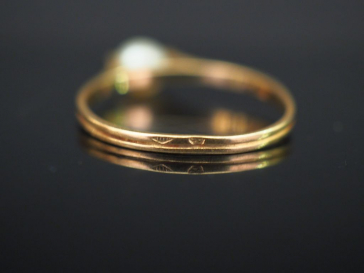 Bague en or et perle. Poids : 1,19 g