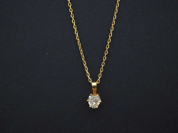 Pendentif diamant taille ancienne et chaine en or.  (poids de la chain
