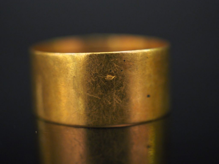 Bague en or, décor de salamandre et d'hermines. Poids : 3,40 g