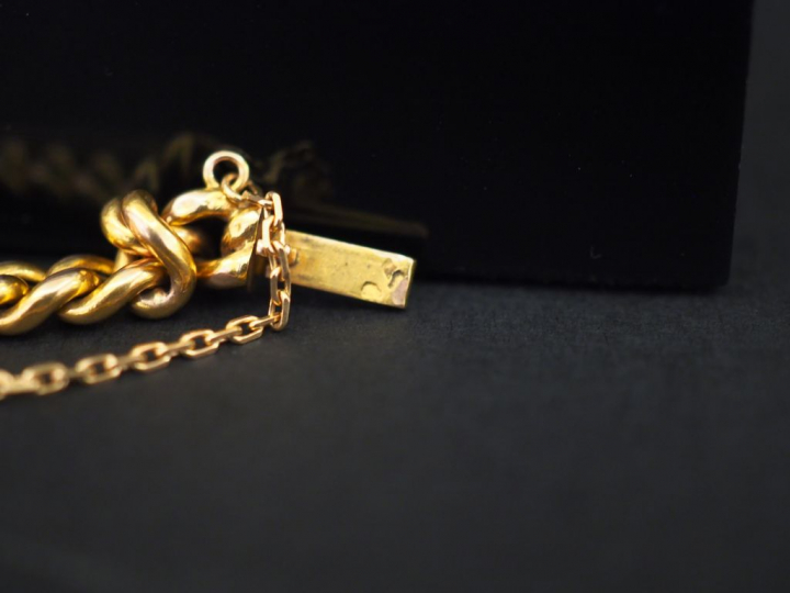 Gourmette en or.  Poids : 8,10 g