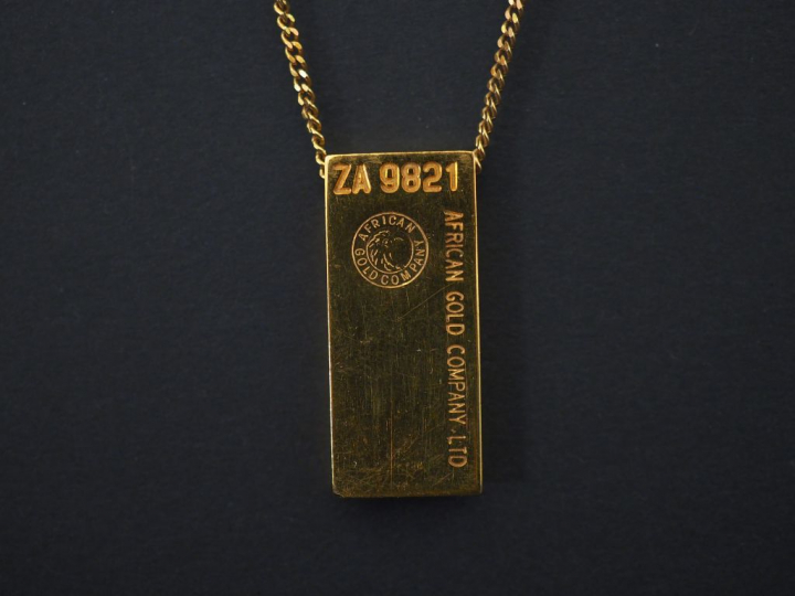 Pendentif et chaine en or, 14 cts.  Poids : 13,40 g