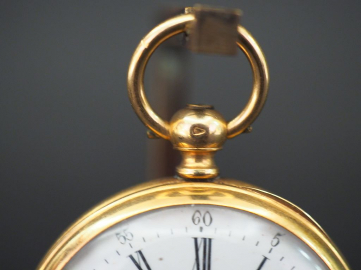 Montre de col Napoléon III en or. Poids tel : 33 g