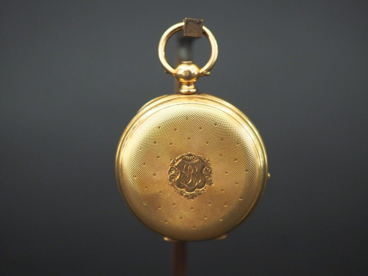 Montre de col Napoléon III en or. Poids tel : 33 g