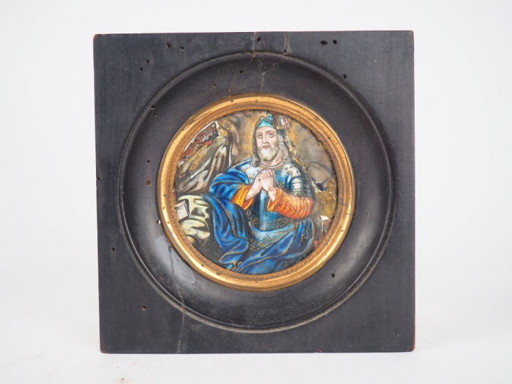 Plaque de forme circulaire en émail peint polychrome avec rehauts d’or