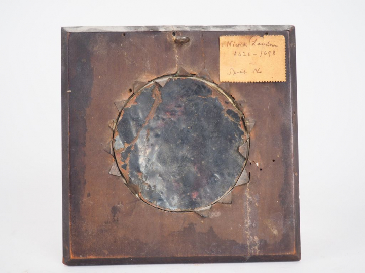Plaque de forme circulaire en émail peint polychrome avec rehauts d’or