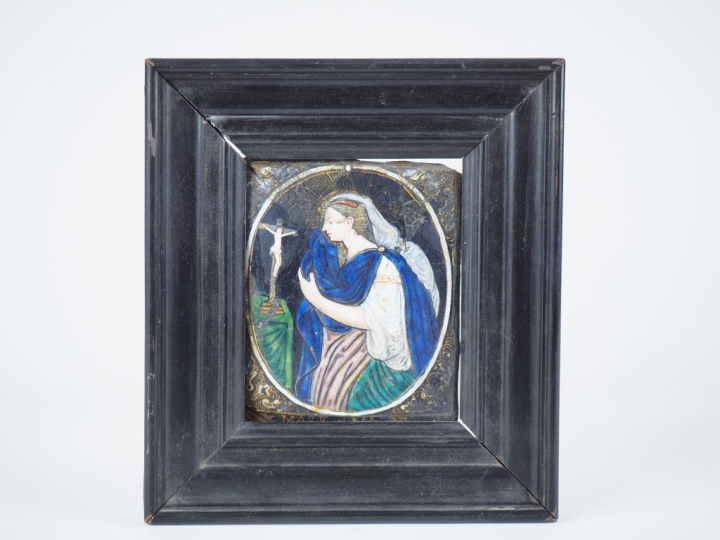 Plaque en émail peint polychrome avec rehauts d’or représentant sainte