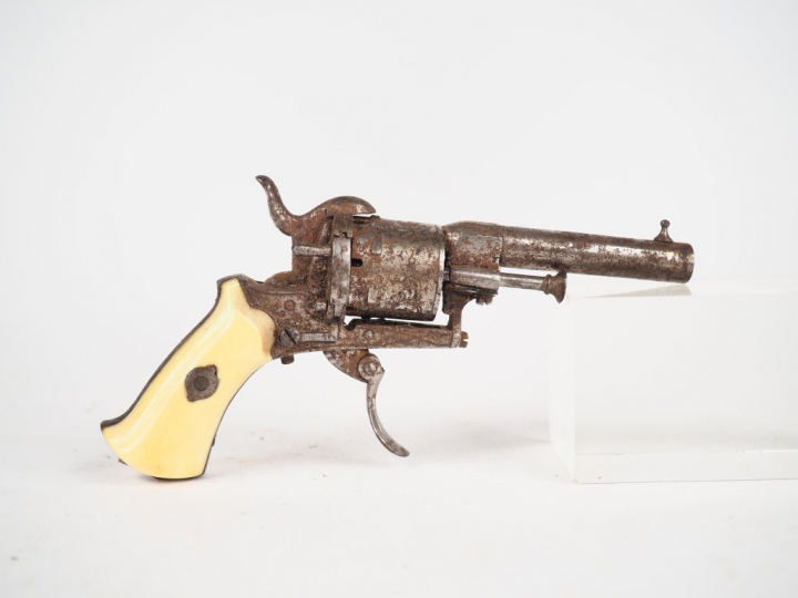 Superbe petit revolver système lefaucheux en calibre 5 mm à broche, ca