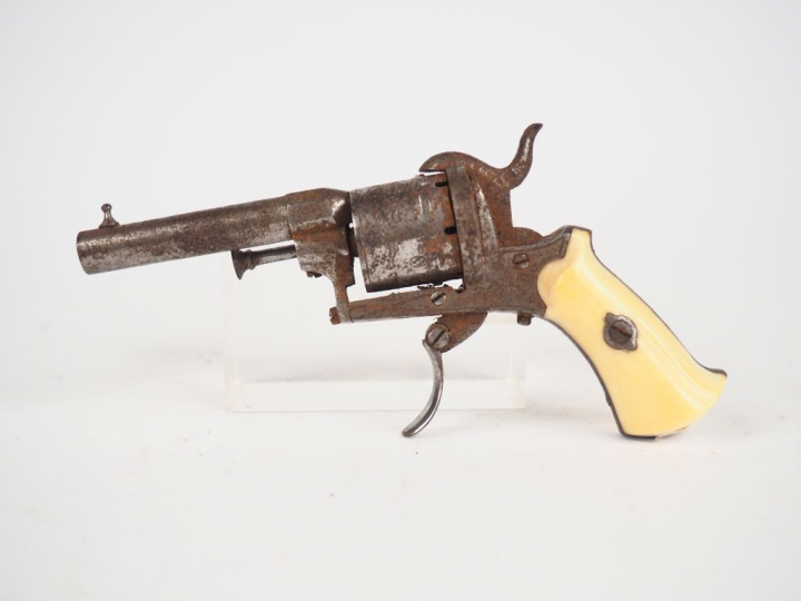 Superbe petit revolver système lefaucheux en calibre 5 mm à broche, ca