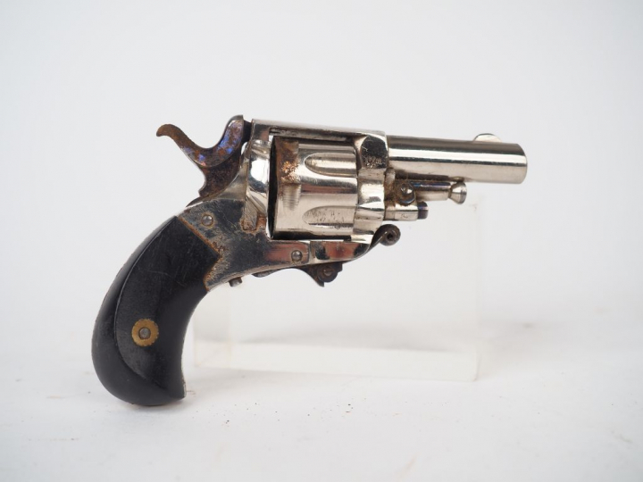 Mini revolver Bulldog nickelé en calibre 22 short, détente repliable m