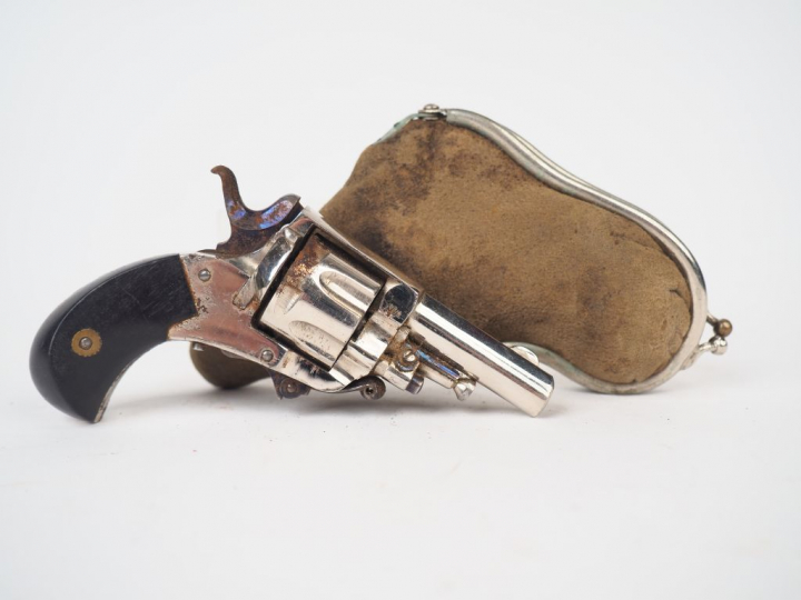 Mini revolver Bulldog nickelé en calibre 22 short, détente repliable m