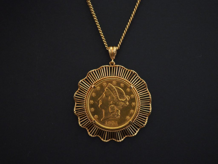 Chaine en or jaune, maille gourmette et pendentif en or jaune, serti e