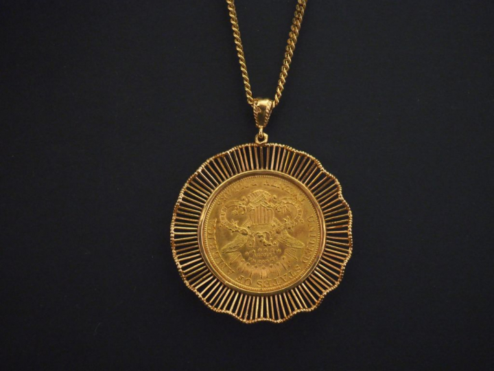 Chaine en or jaune, maille gourmette et pendentif en or jaune, serti e