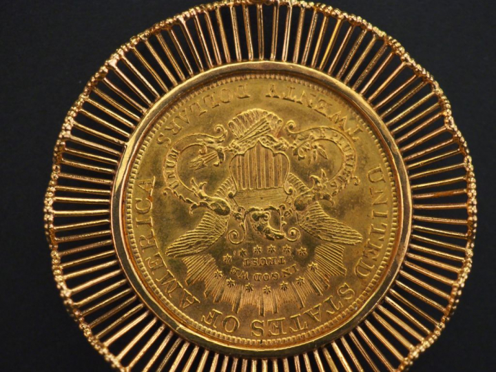 Chaine en or jaune, maille gourmette et pendentif en or jaune, serti e