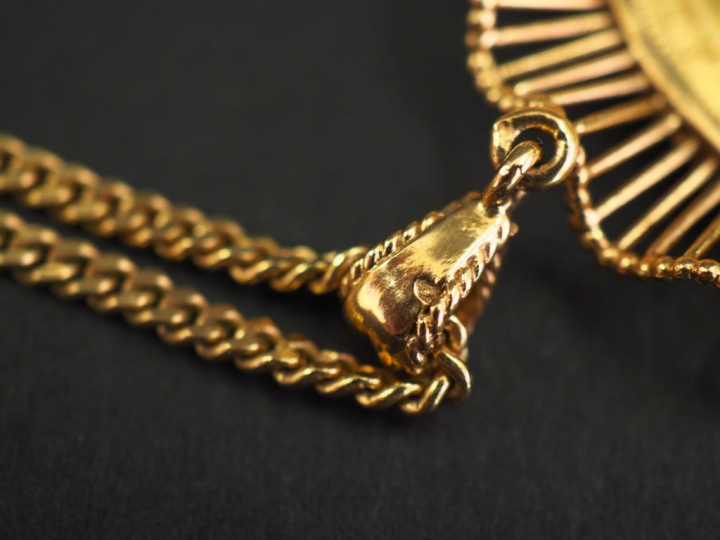 Chaine en or jaune, maille gourmette et pendentif en or jaune, serti e